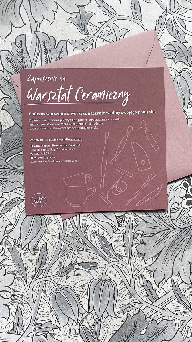 Przykładowy voucher Studia Piegus — kartka z zaproszeniem na warsztat ceramiczny
